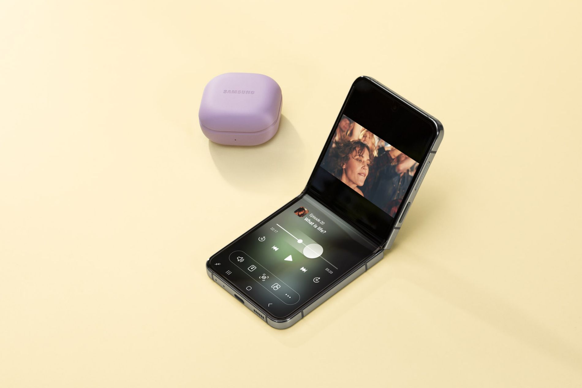 Hình ảnh cho danh mục Samsung Galaxy Z Flip5 lộ diện: Điện thoại gập hoàn hảo nhất với màn hình gập không kẽ hở, nếp gấp dường như biến mất