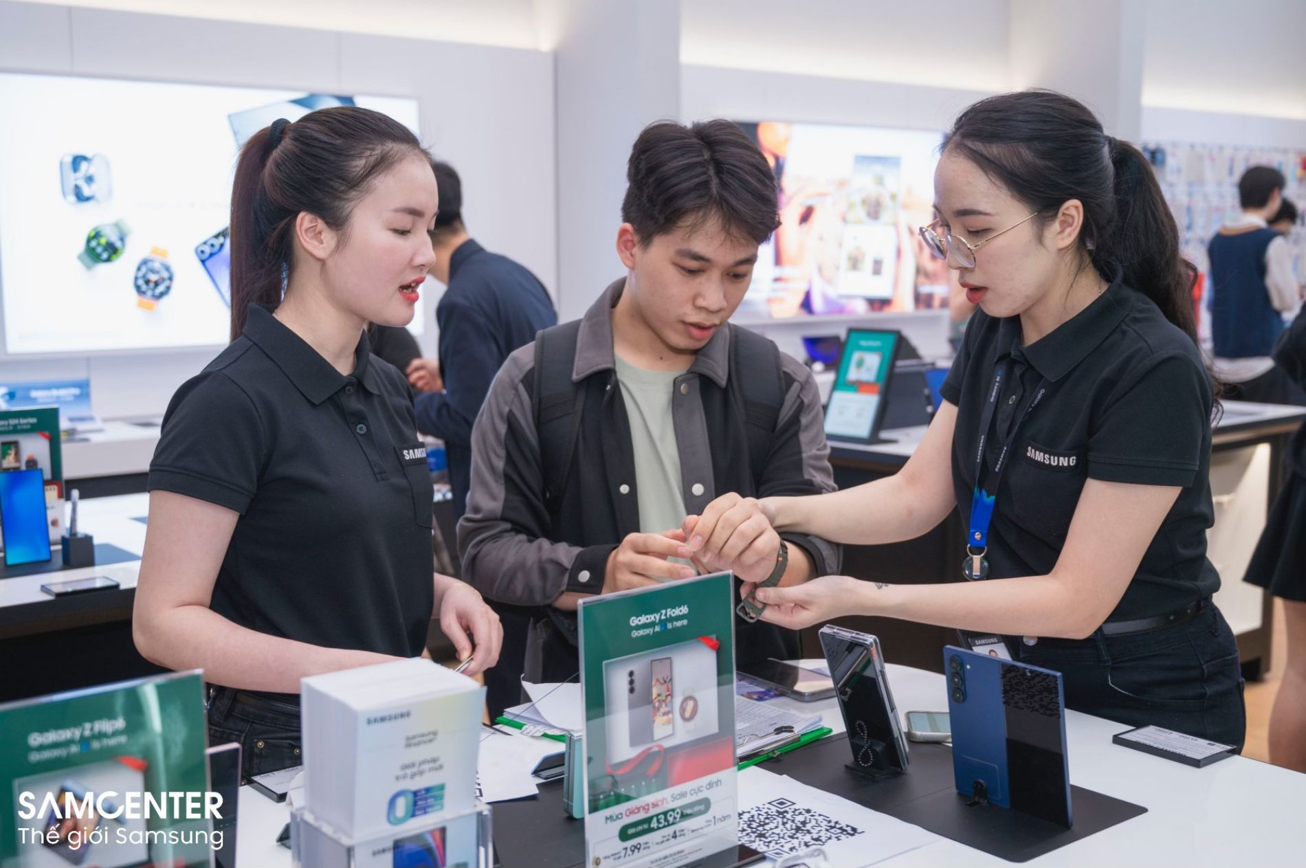 Hình ảnh cho danh mục Cập nhật hệ thống cửa hàng SamCenter - Trải nghiệm trên tay, rinh ngay đồ xịn! 